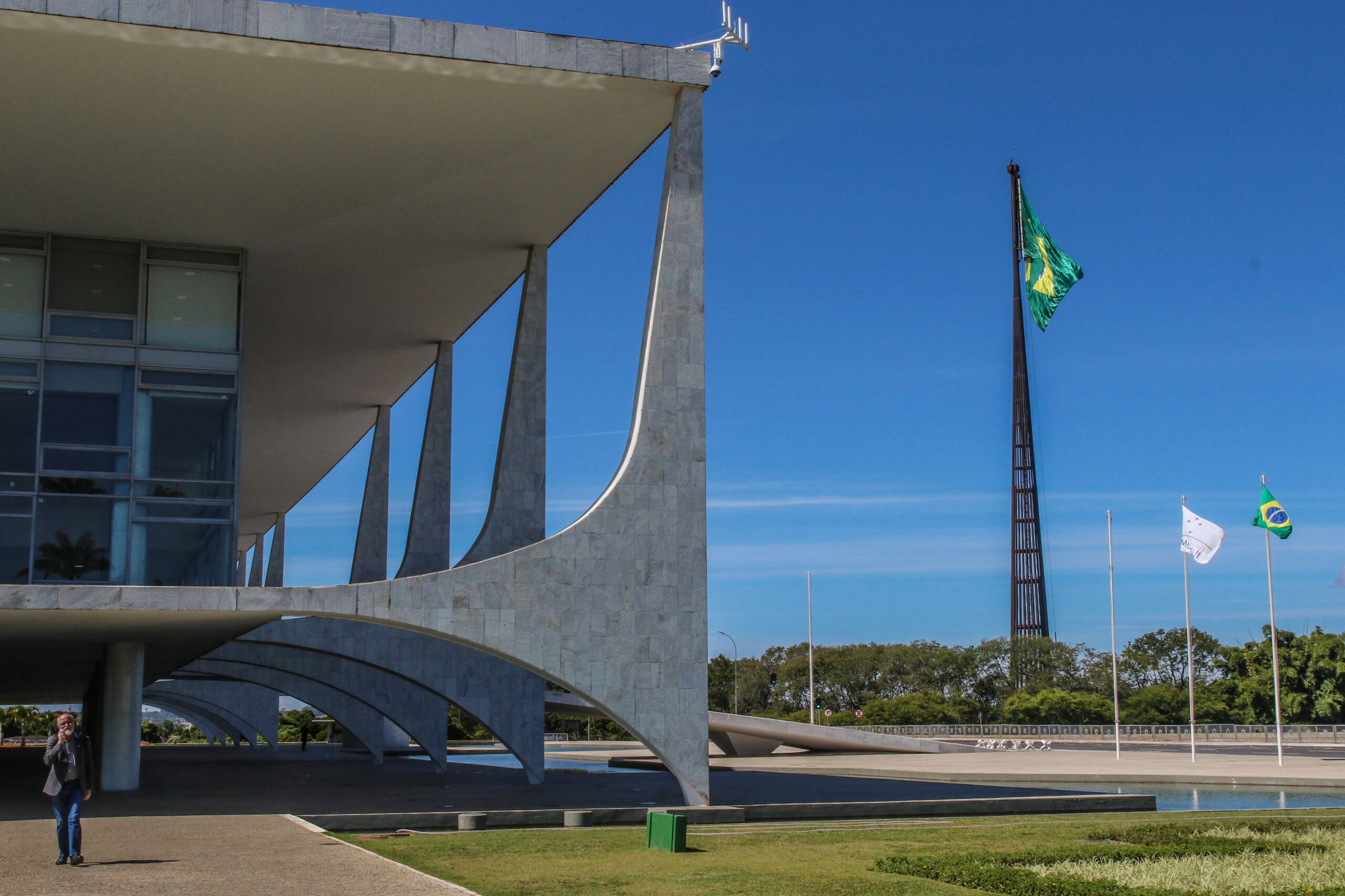 Chefe de governo: quem comanda a administração e transforma decisões em ação