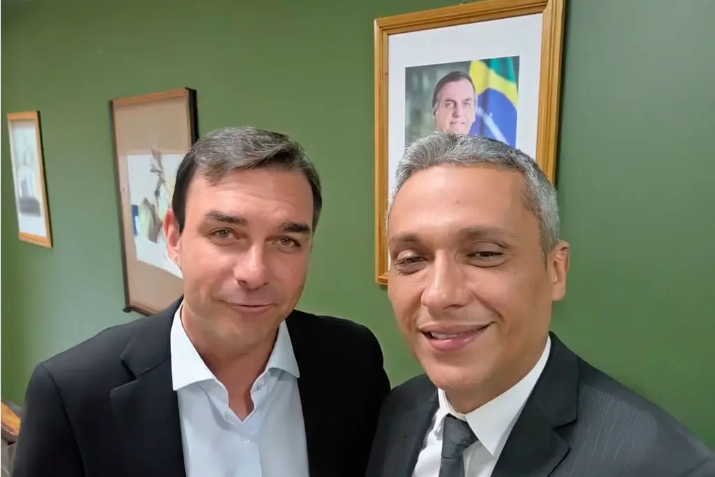 Gustavo Gayer diz que Flávio Bolsonaro deixou o Brasil para evitar pressão do STF