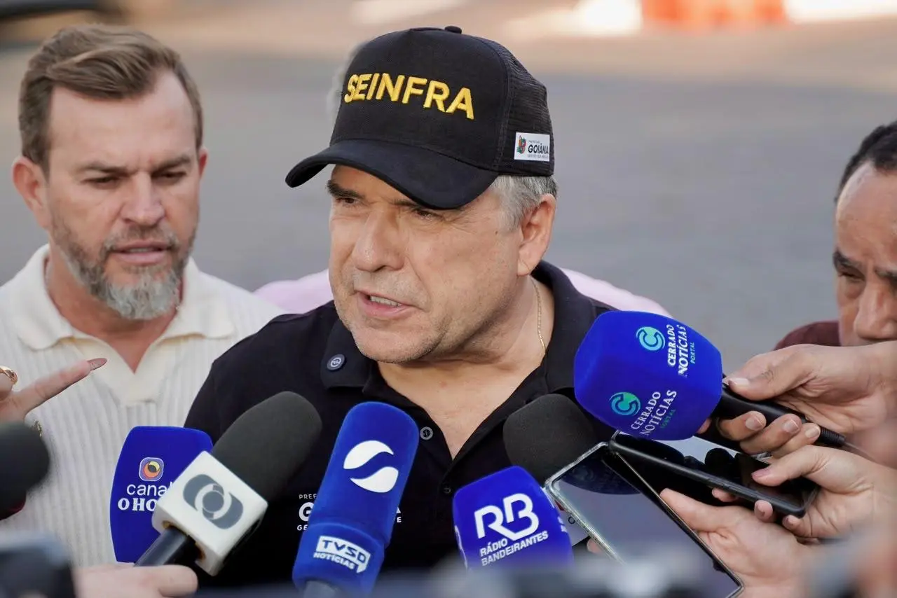 Sandro Mabel critica viagem de Flávio Bolsonaro aos EUA e diz que ficaria no Brasil