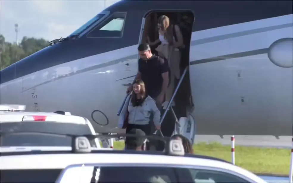 Flávio Bolsonaro chega a Miami com a família após viagem em jatinho particular