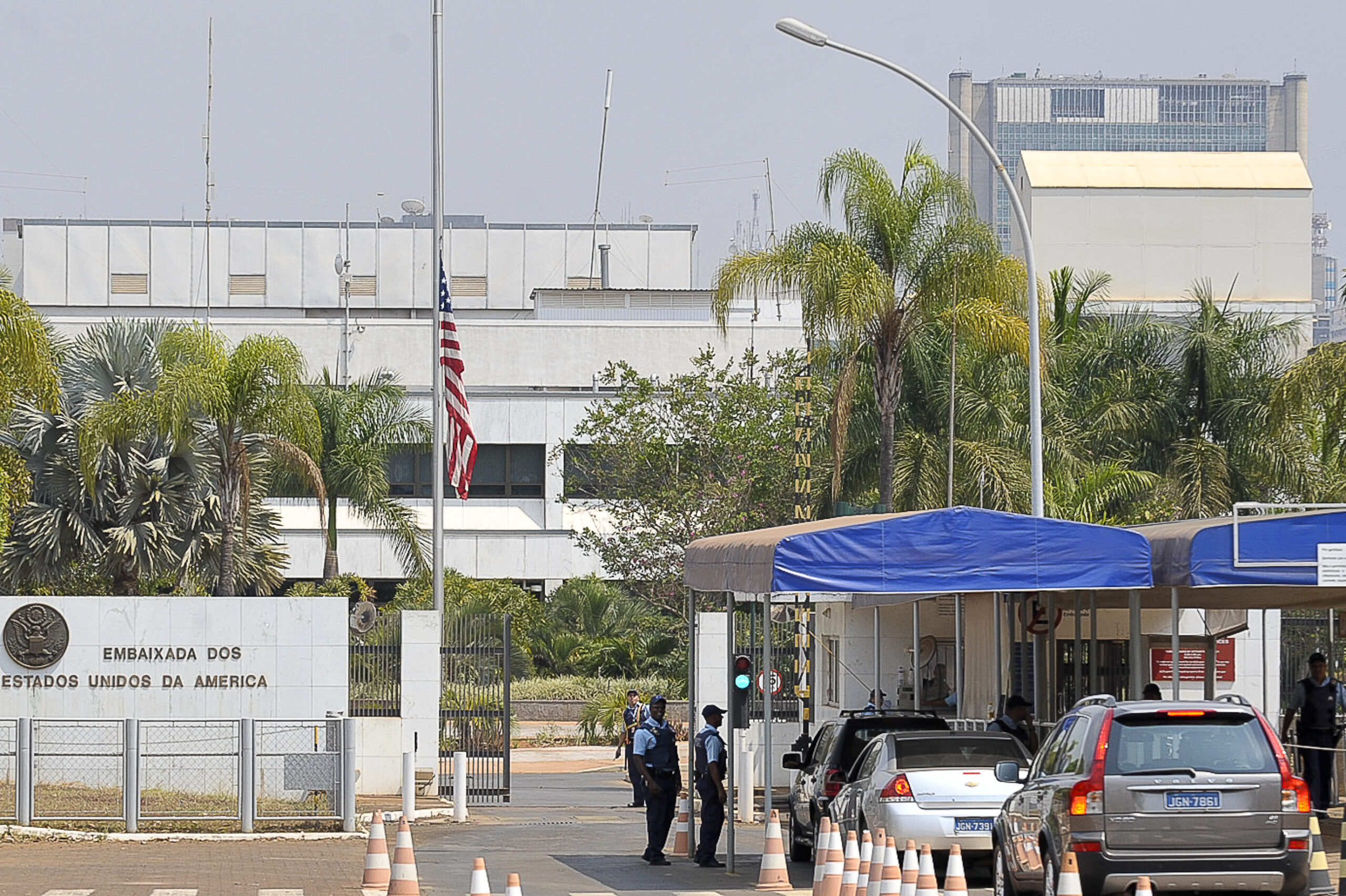 EUA citam “questões de segurança” e suspendem serviços na embaixada e consulados no Brasil