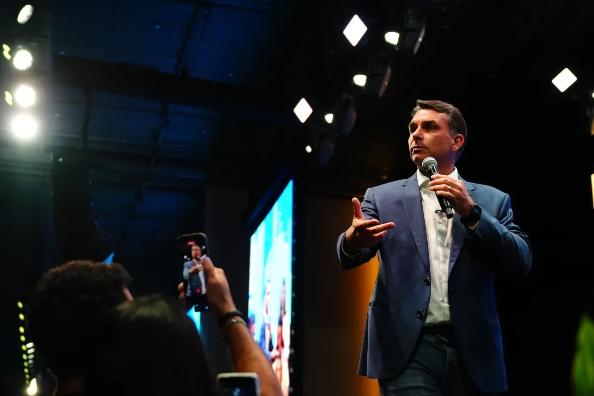 Equipe de Flávio Bolsonaro quer analisar documentos de Lula antes de abrir sigilos