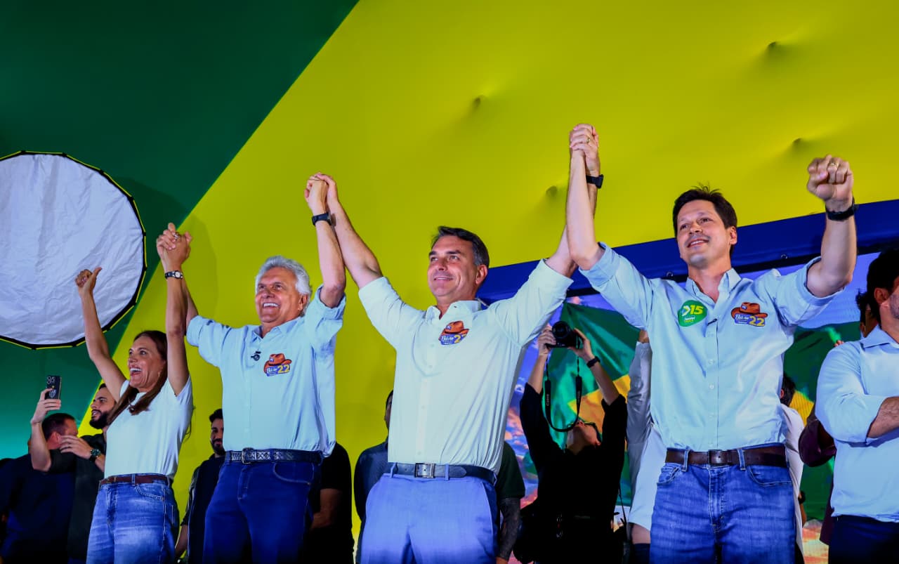 Em Goiânia, Flávio Bolsonaro diz que quer maioria no Congresso para “mudar Constituição”