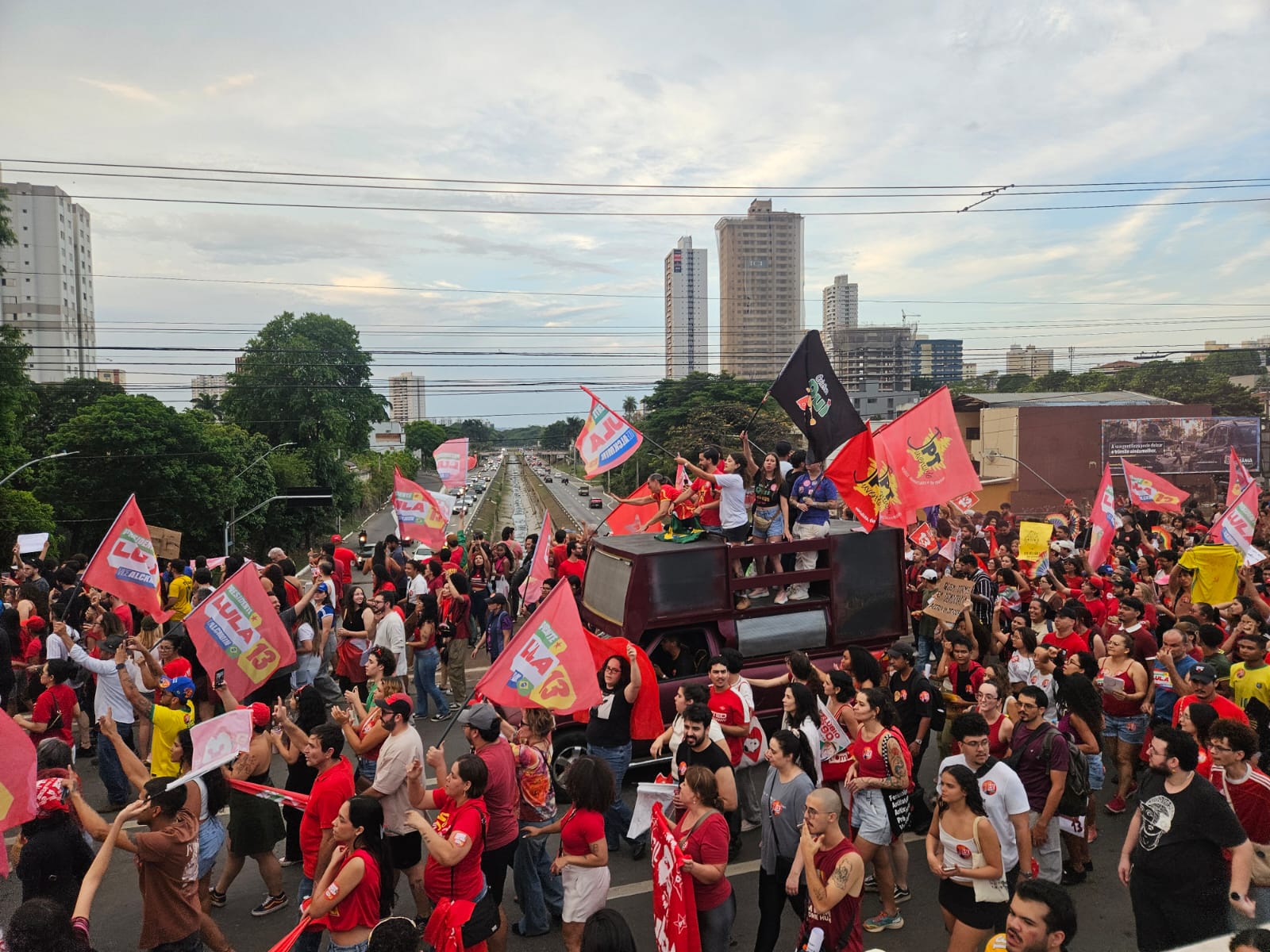 Manifestação pela reeleição de Lula reúne estudantes e movimentos sociais na Praça Universitária, em Goiânia