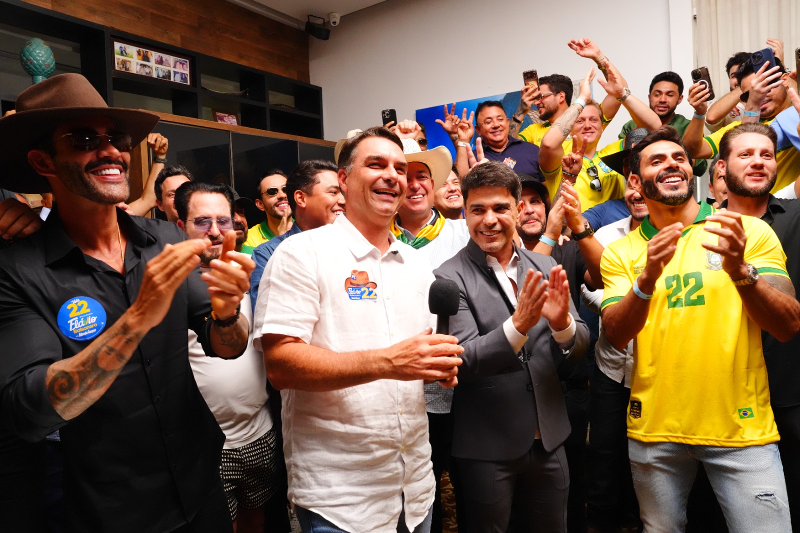 Flávio Bolsonaro reúne mais de 30 sertanejos em Goiás para gravar vídeos de apoio