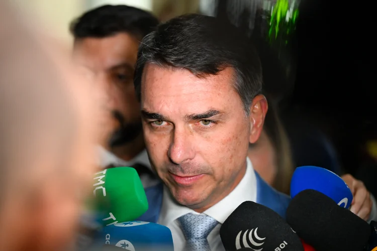 Flávio Bolsonaro viajou em jatinho ligado a Daniel Vorcaro; advogado diz ter custeado voo