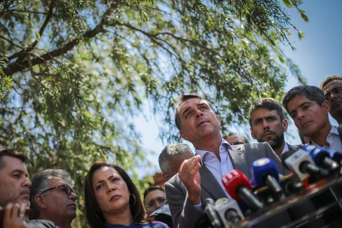Flávio Bolsonaro detalha mudanças na Constituição e cita maioridade penal e reforma do Judiciário