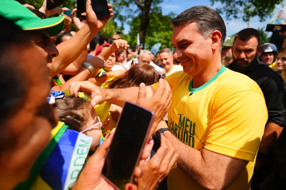 Piloto relata que Flávio Bolsonaro estaria em lista de passageiros de jato na Argentina